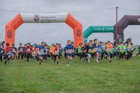 Imagen Cientos de escolares de toda la provincia participaron en la jornada escolar de Campo a Través que tuvo lugar junto a la edición número cincuenta y uno del Cross de Cantimpalos